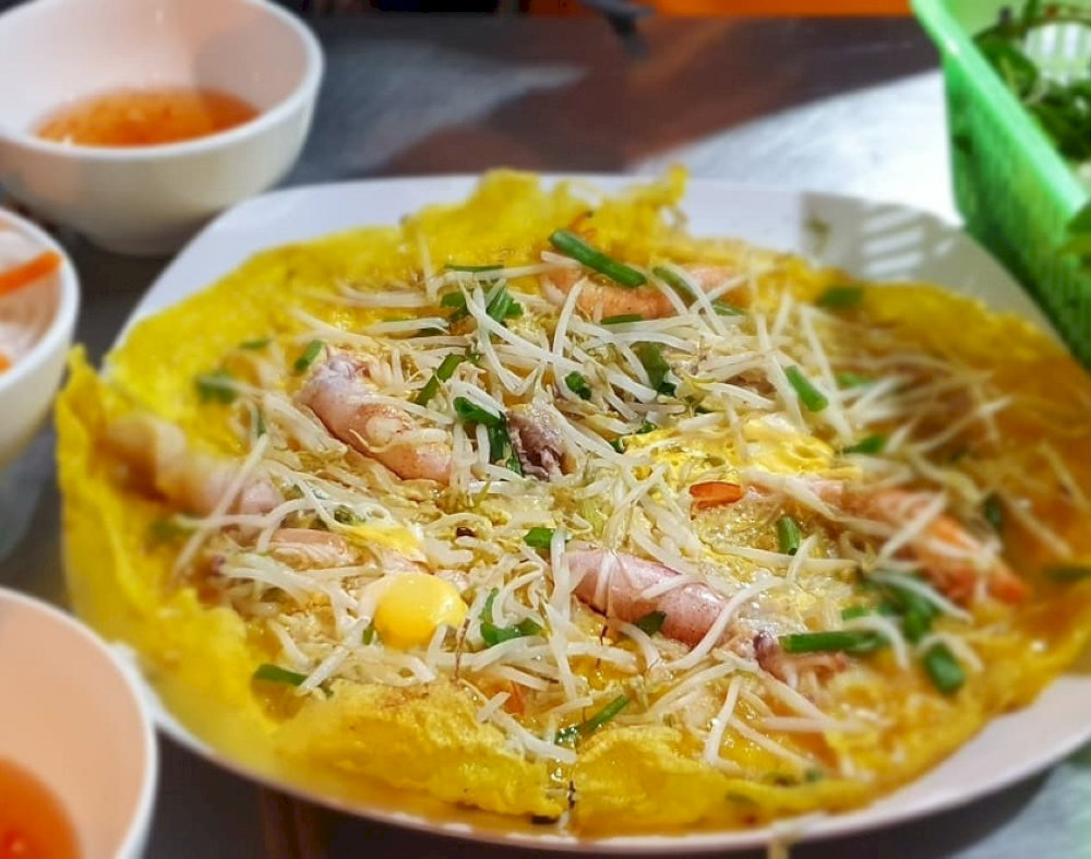 Nha Trang pancakes are served with seafood and sweet and sour fish sauce